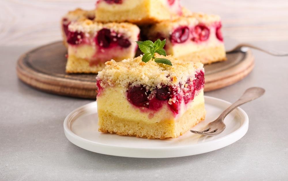 Kruche ciasto z kremem serowo-wiśniowym