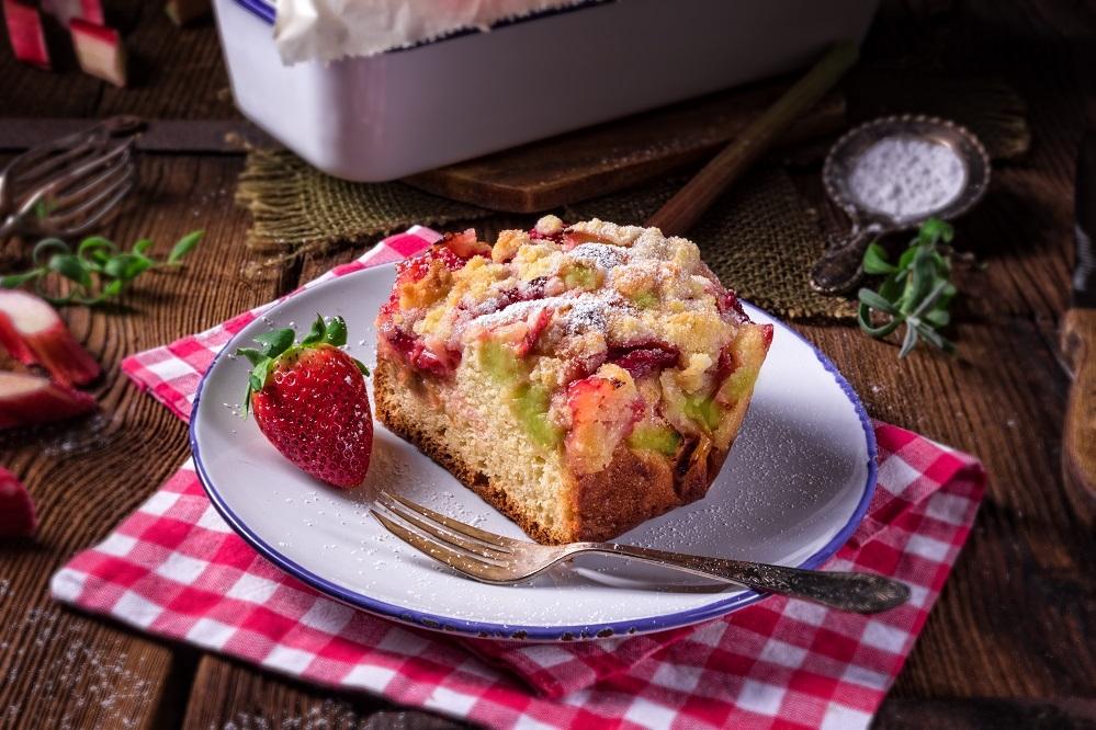 Kruche ciasto z rabarbarem i truskawkami