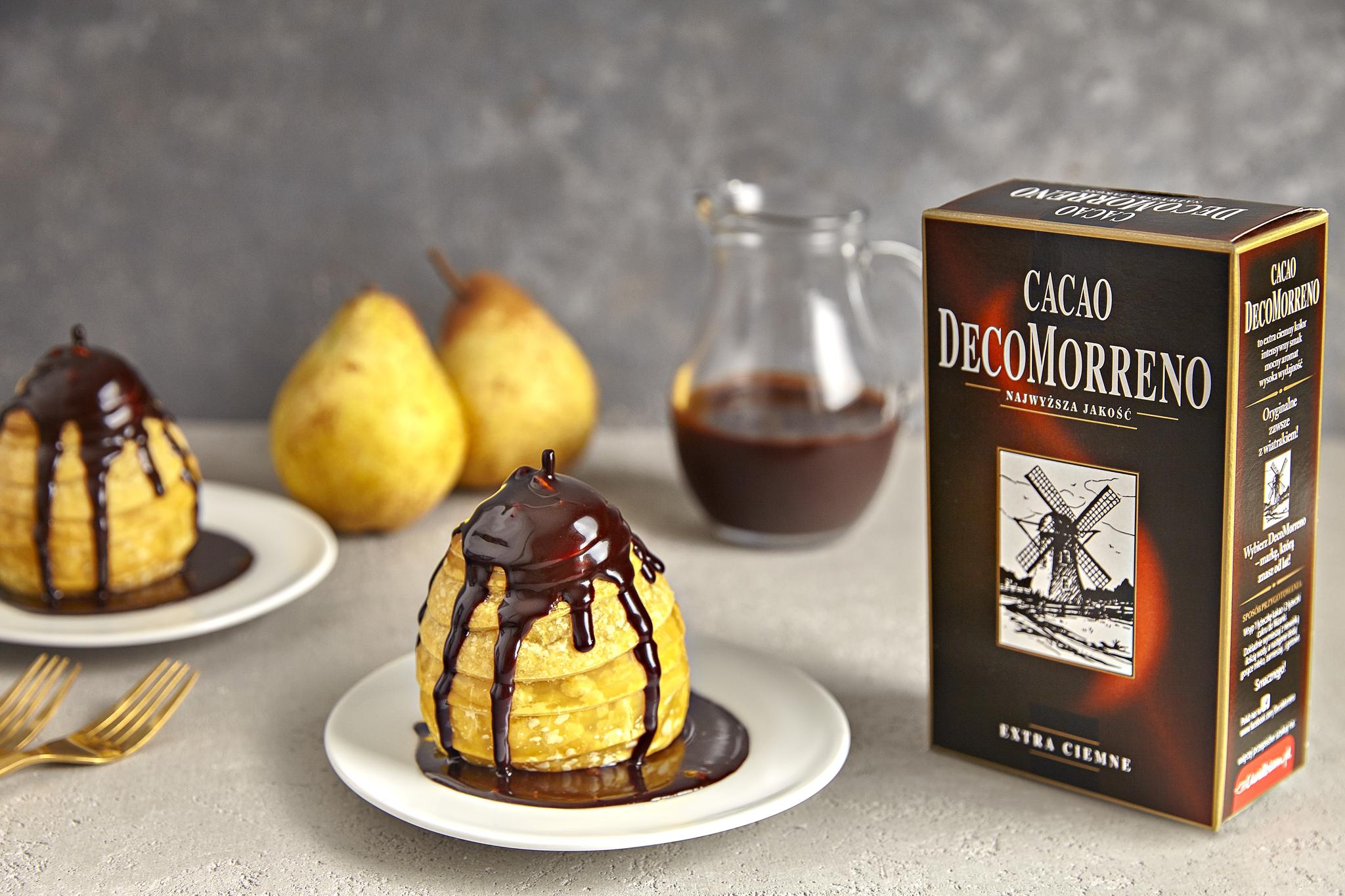 Gruszki zapiekane w cieście francuskim z sosem czekoladowym