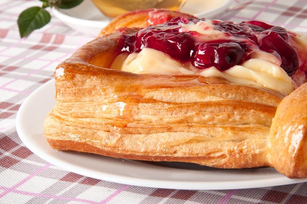 Ciasto francuskie z wiśniami i serem