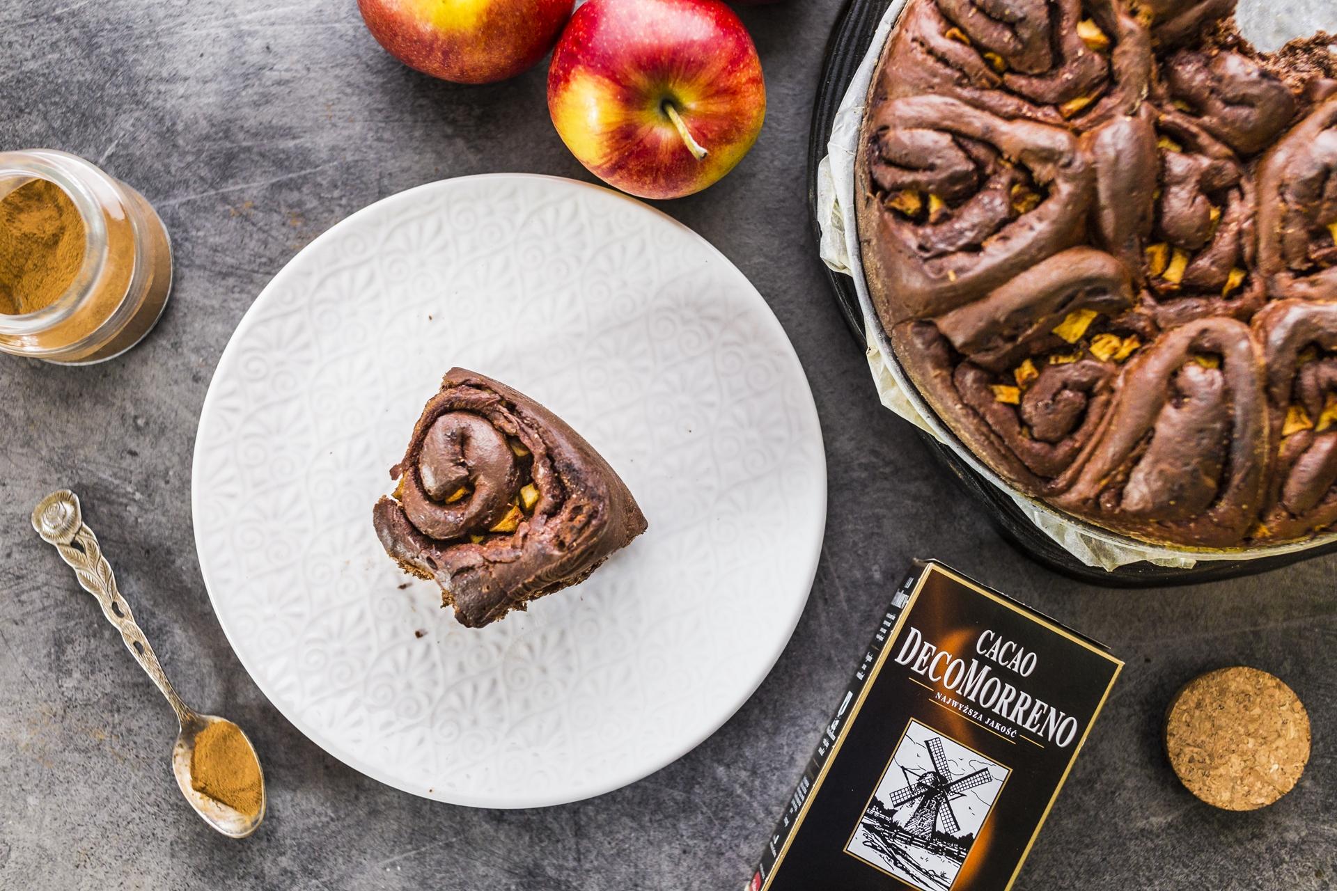 Szarpane bułeczki czekoladowo-cynamonowe z jabłkami