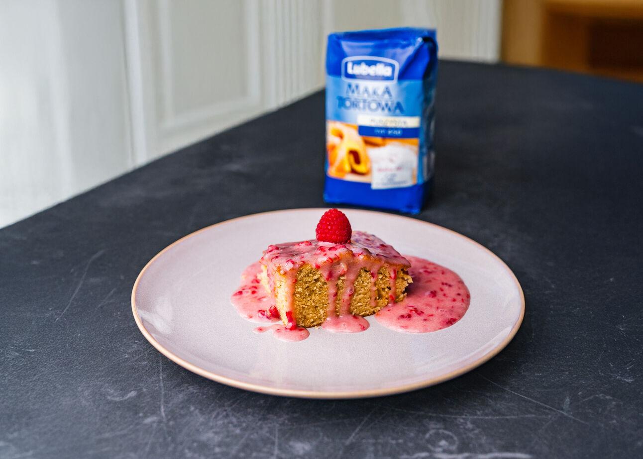 Jogurtowe ciasto z frostingiem malinowo-waniliowym