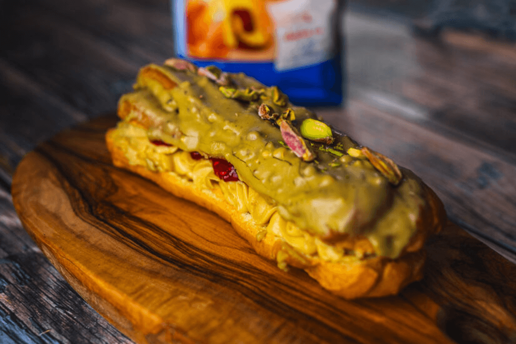 Eklerki z kremem pistacjowym i malinową konfiturą