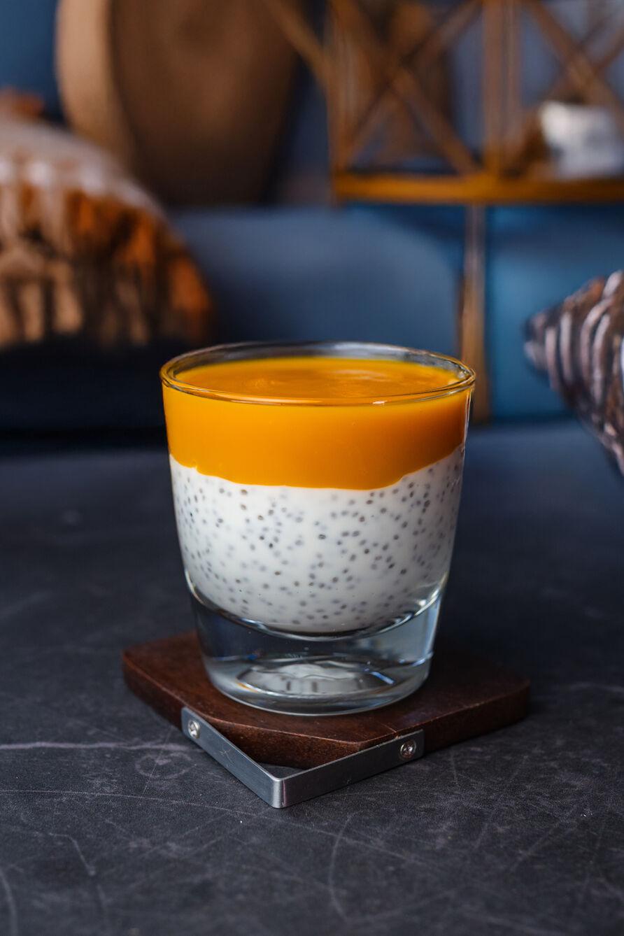 Jogurt chia z musem mango