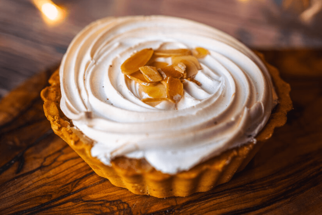 Małe tarty z jabłkami i miękką bezą