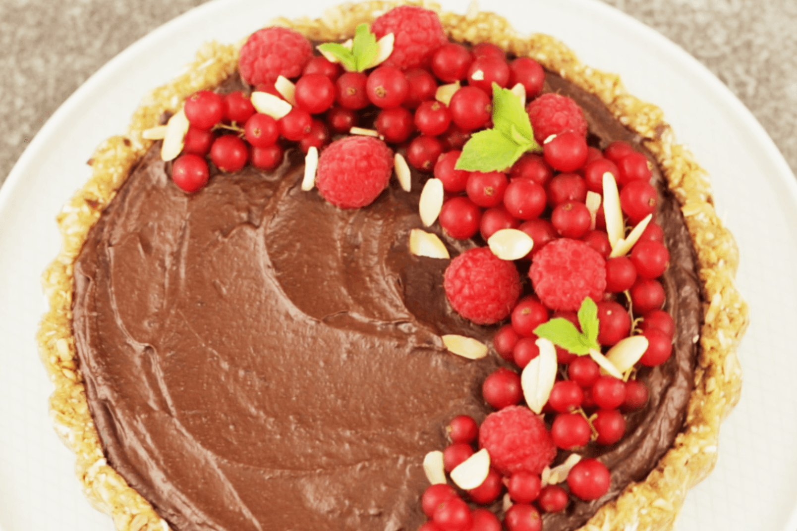 Zdrowa tarta kakaowa z kremem z awokado i bananów