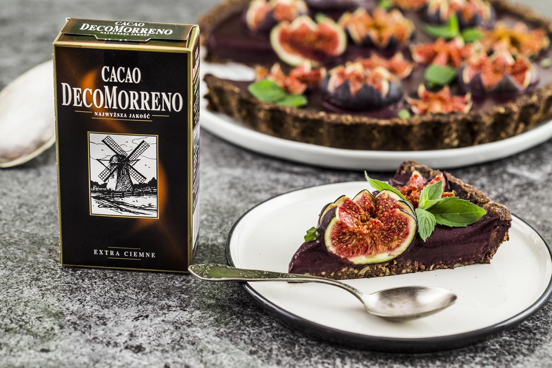 Zdrowa czekoladowa tarta z musem aroniowym