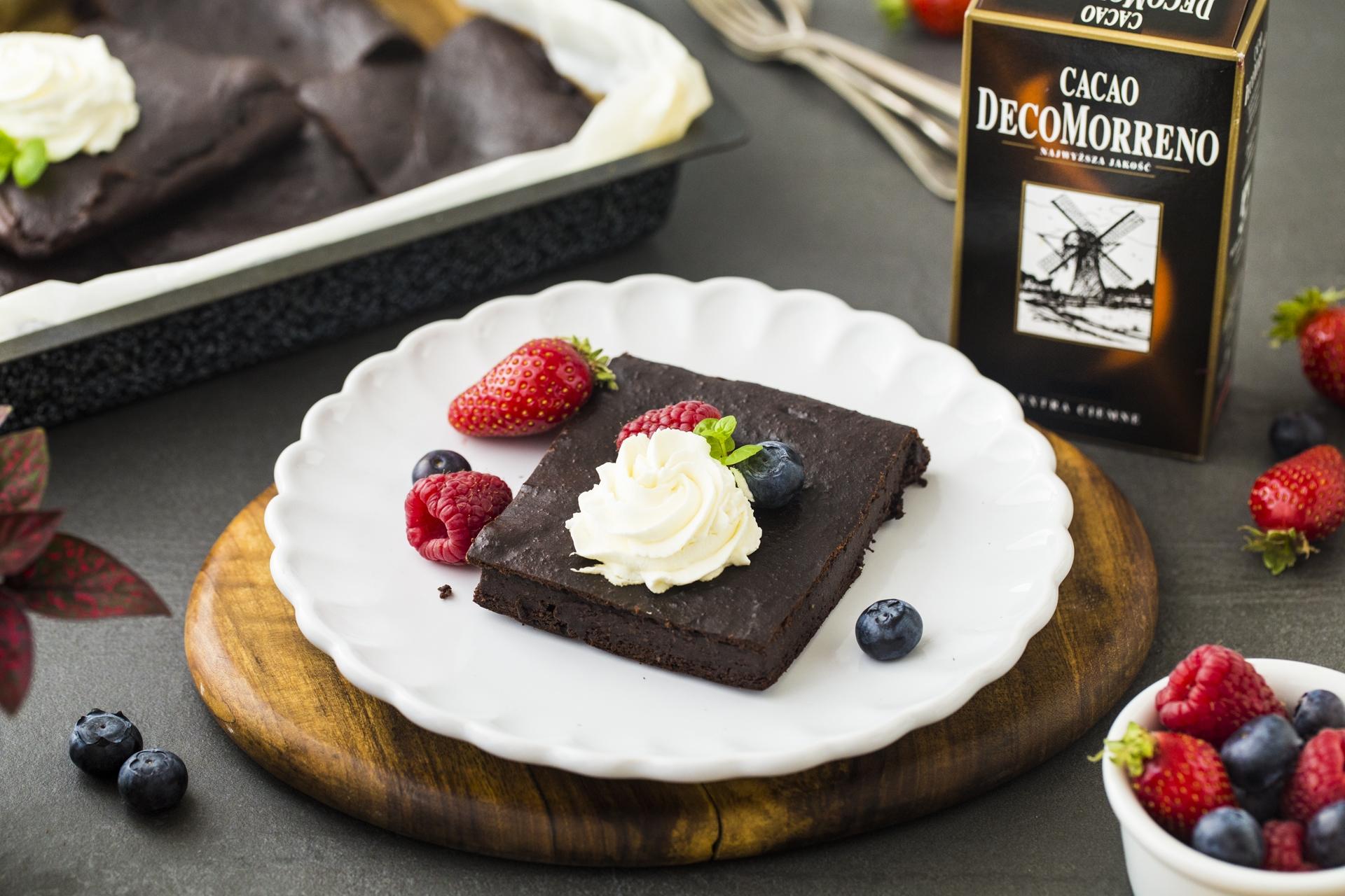 Zdrowe bananowe brownie ze świeżymi owocami