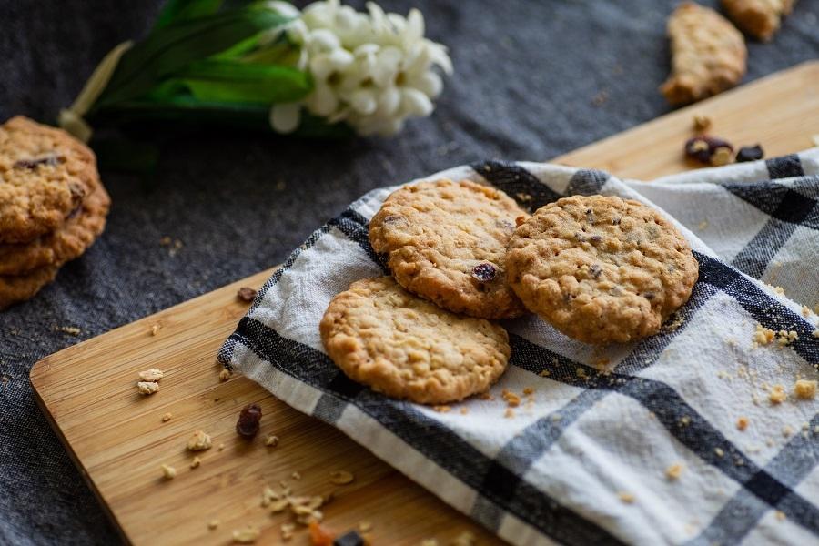 Ciasteczka owsiane z rodzynkami na oleju kokosowym