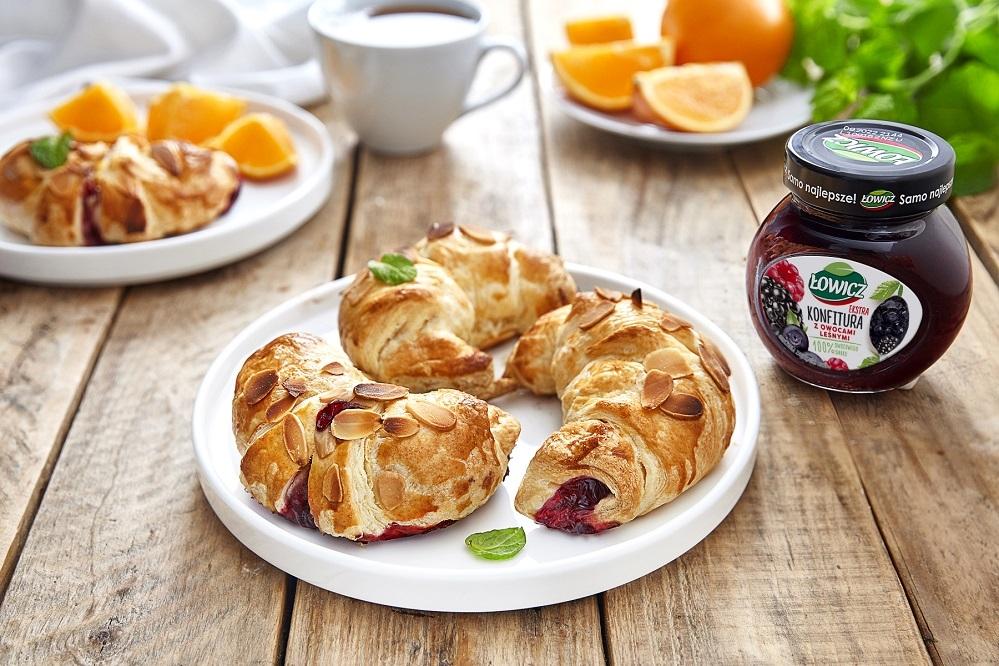 Croissanty nadziewane marcepanem i konfiturą z owoców leśnych