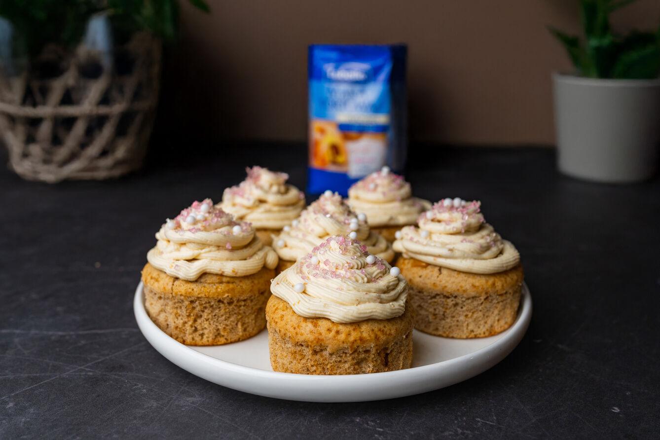 Cynamonowe muffiny z karmelem i polewą śmietankową