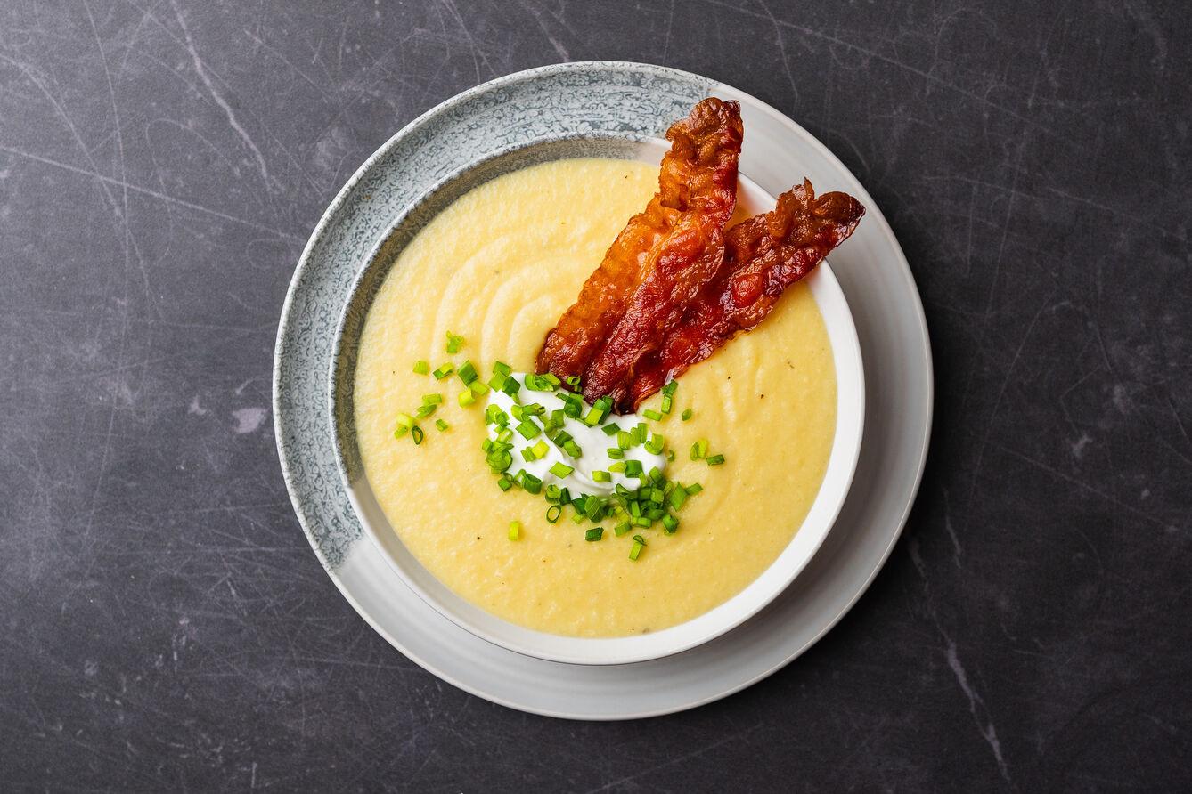 Krem z kiszonej kapusty z chipsami z boczku