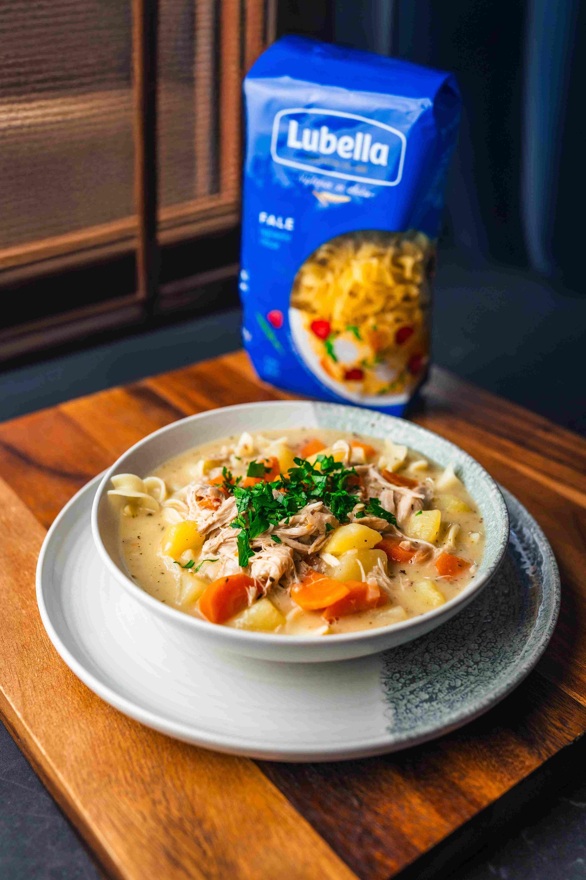 Kremowa zupa z szarpanym kurczakiem i makaronem