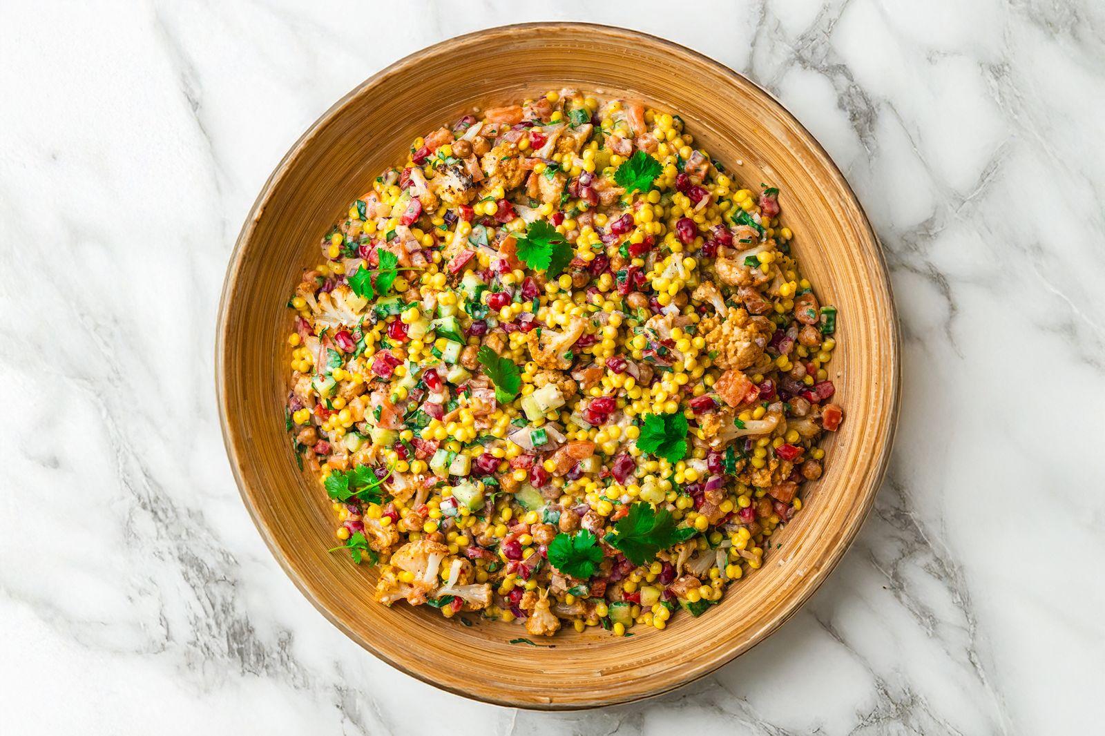 Marokański nourish bowl z pieczonym kalafiorem i kuskusem