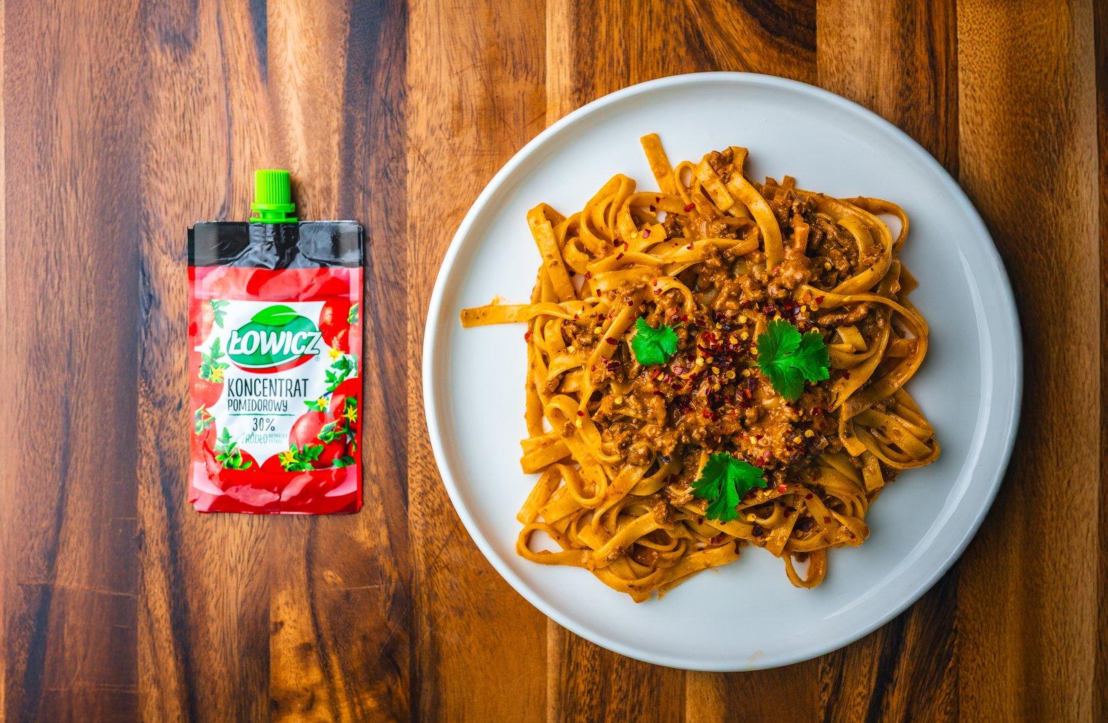 Tagliatelle z wołowiną i miodem chili