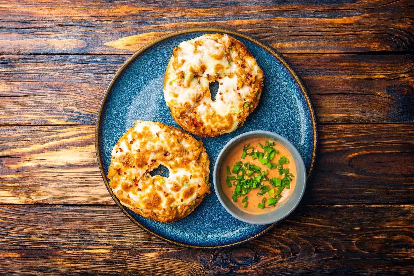 Śniadaniowy bajgiel z pastą z tuńczyka zapieczony z mozzarellą