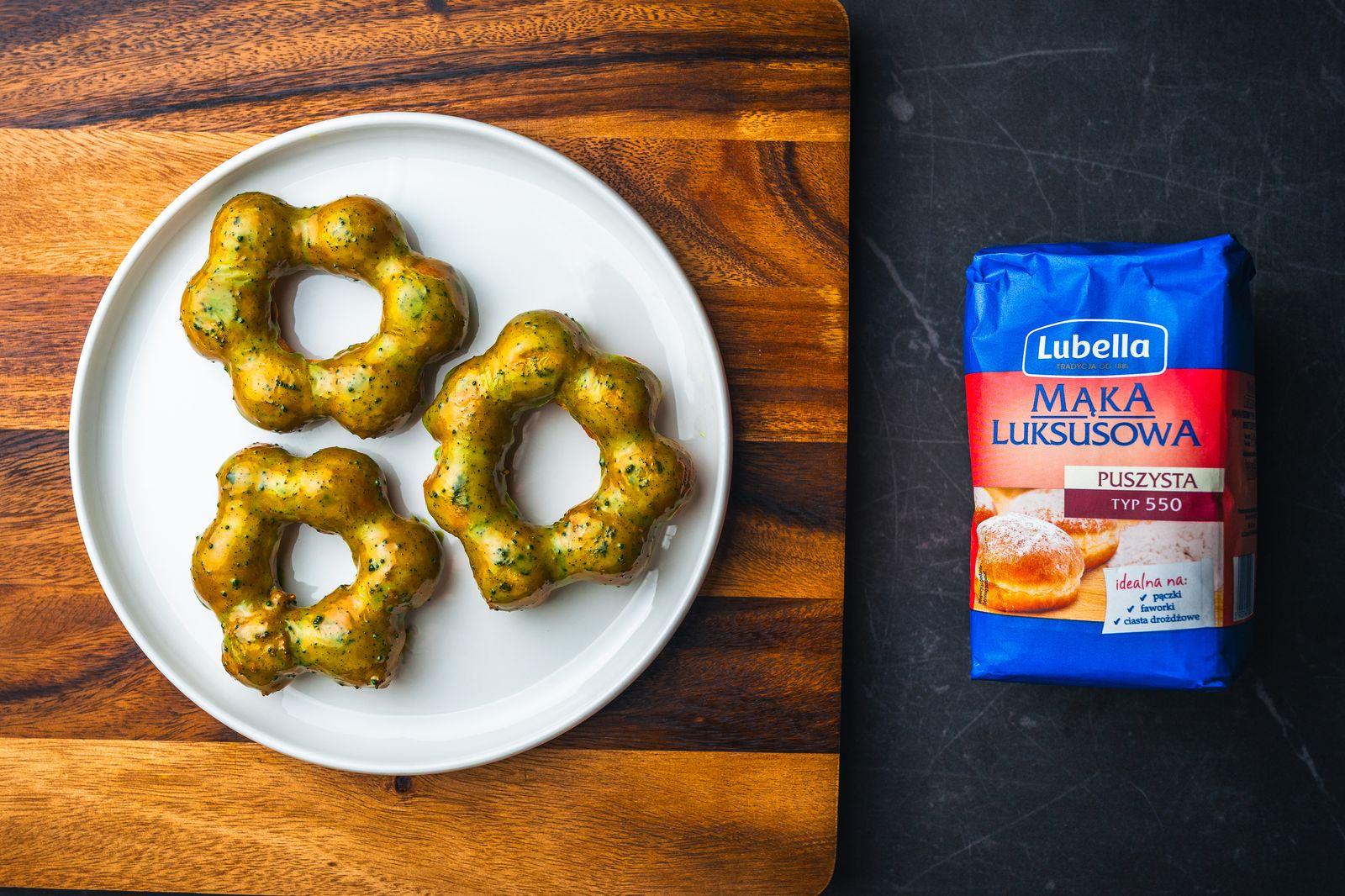 Japońskie mochi donuts z białą czekoladą i matchą