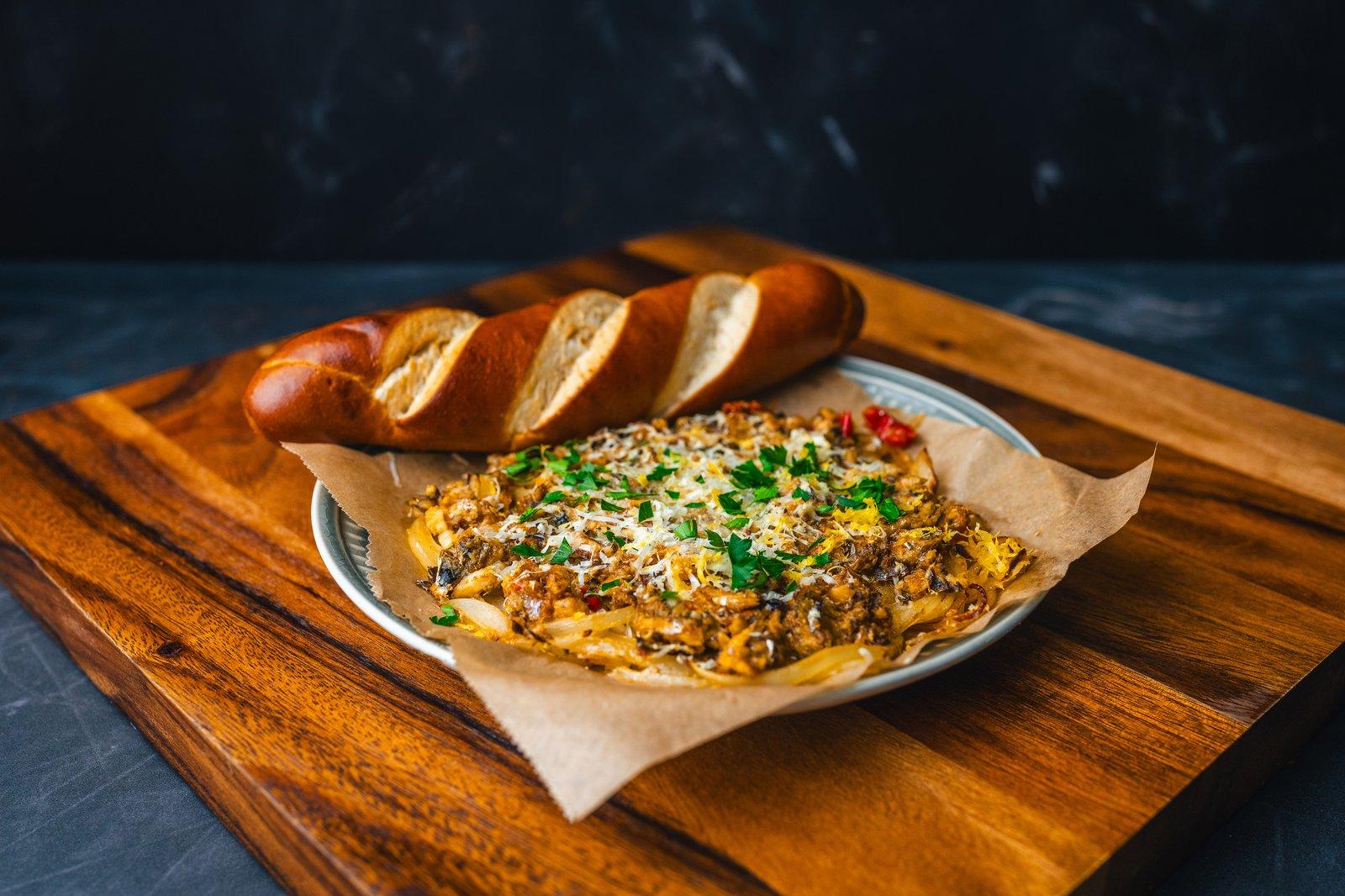 Szprotki na złocistej cebuli z parmezanem i cytrynową nutą