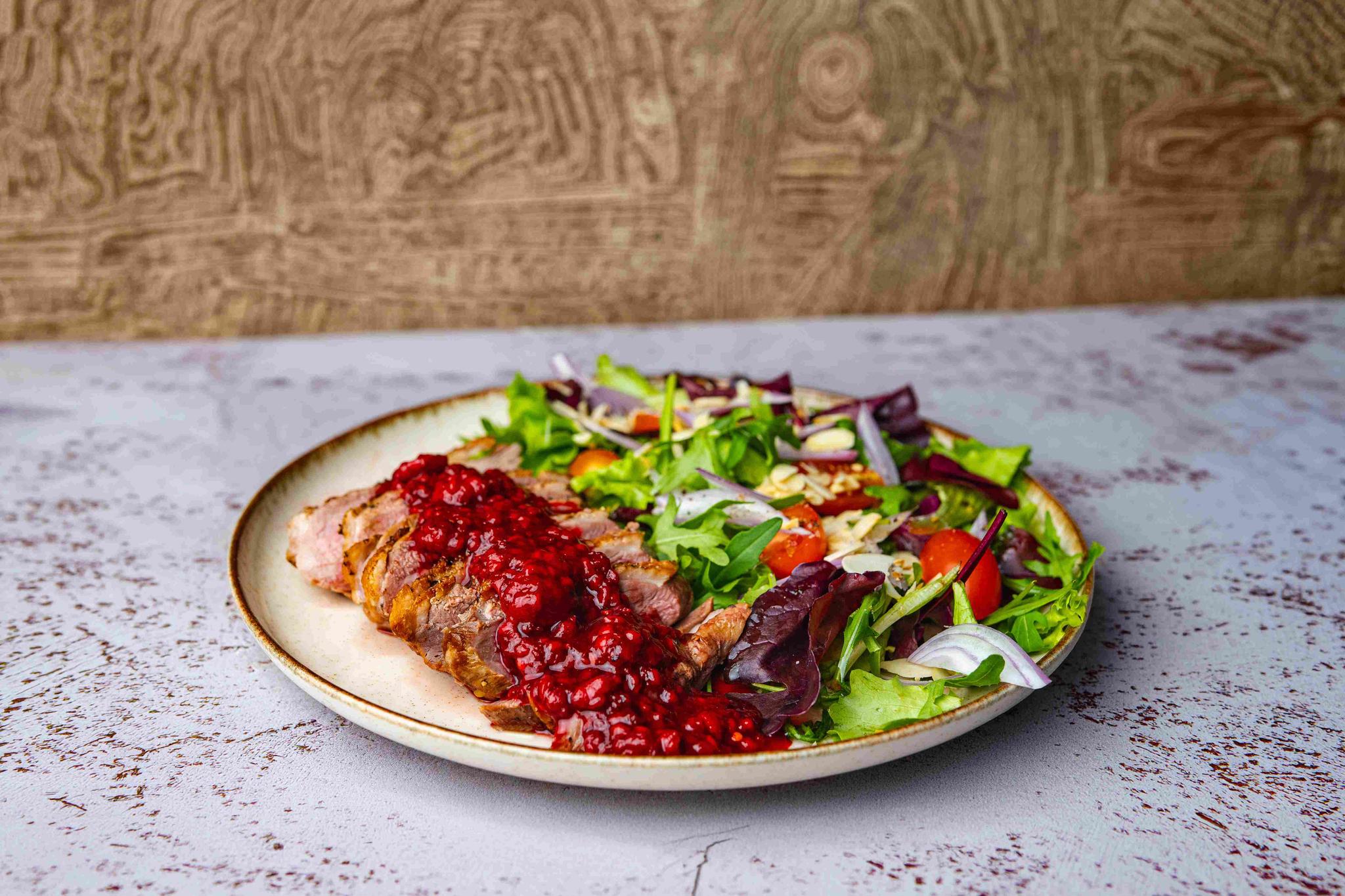 Soczysta kaczka z airfryera z chrupiącą skórką i sosem malinowym