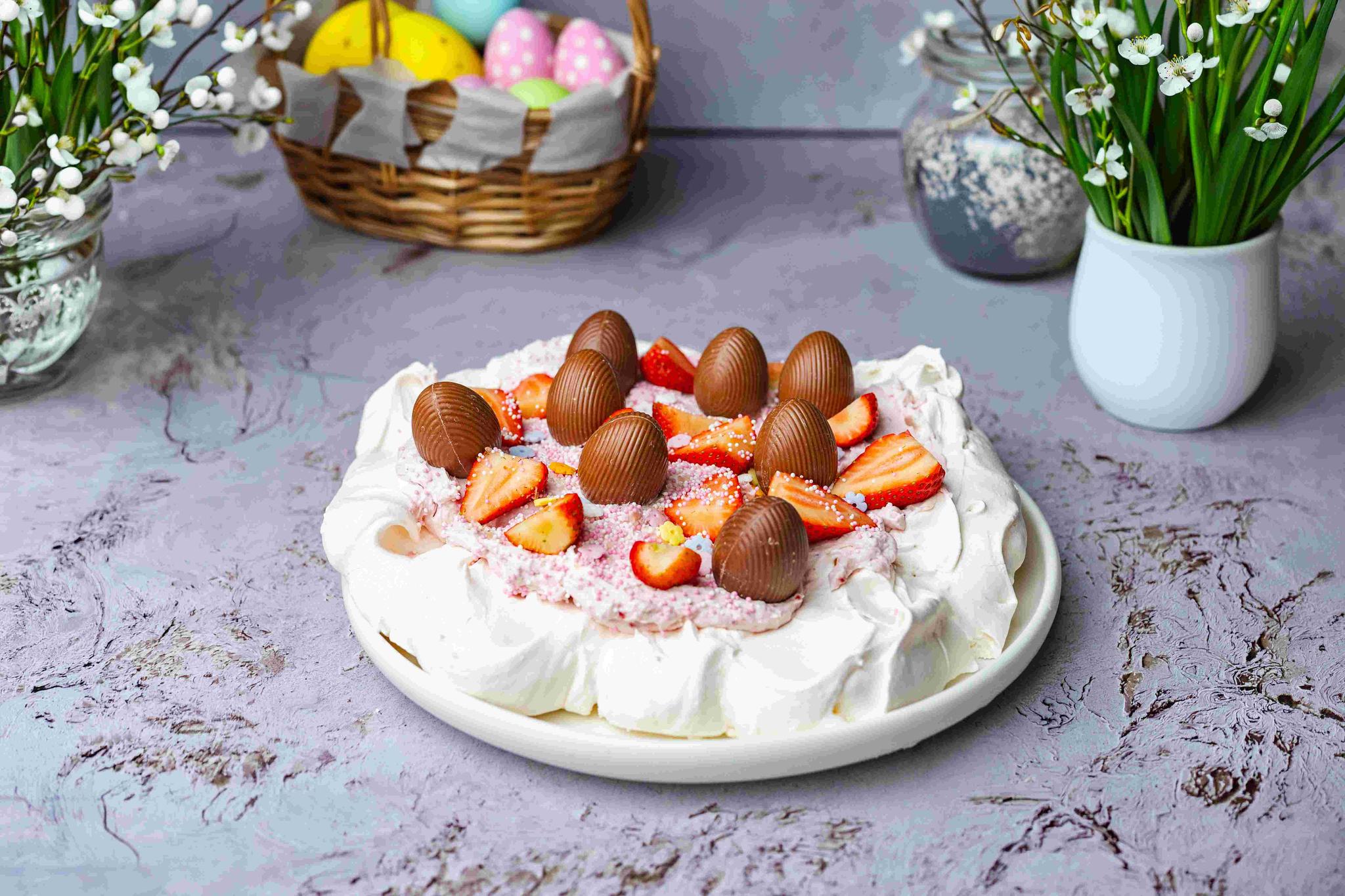 Wielkanocna beza z kremem mascarpone i truskawkami