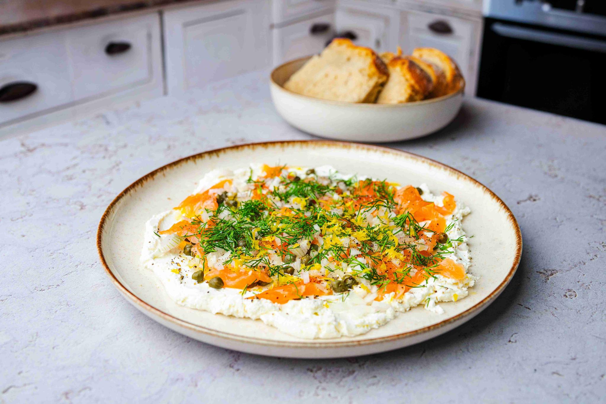 Przystawka z serka śmietankowego, łososia i kaparów