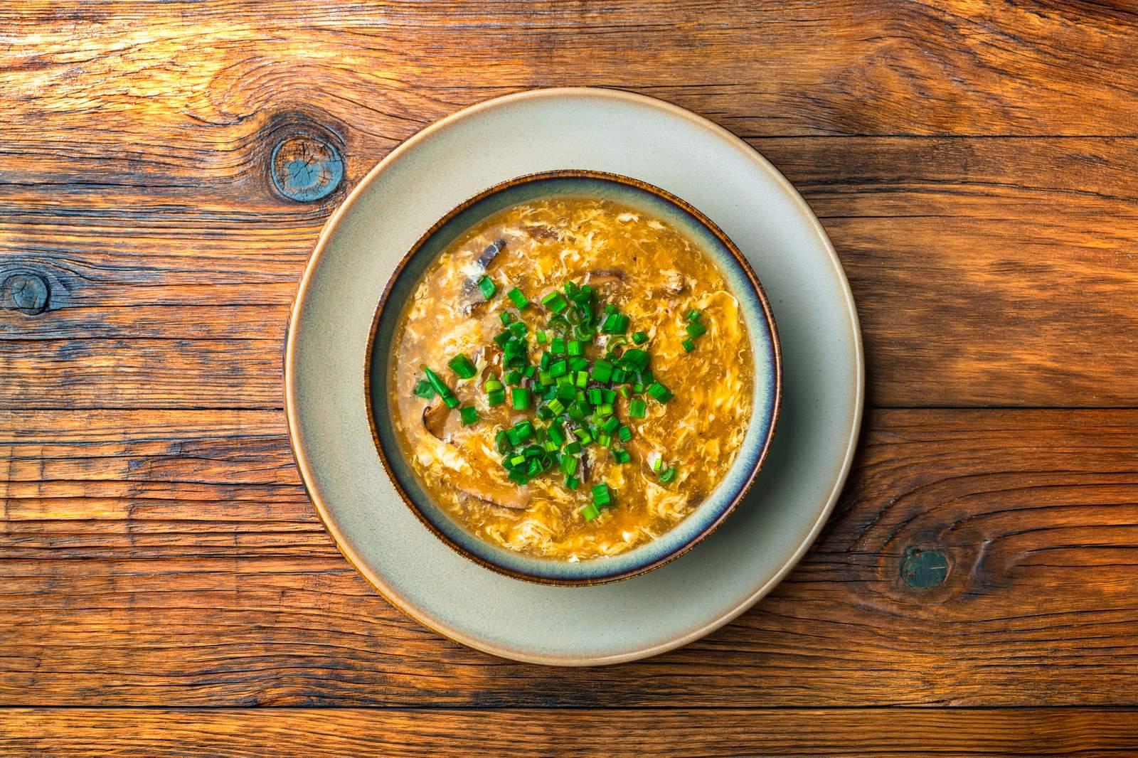 Zupa jajeczna z grzybami shiitake i aromatem imbiru