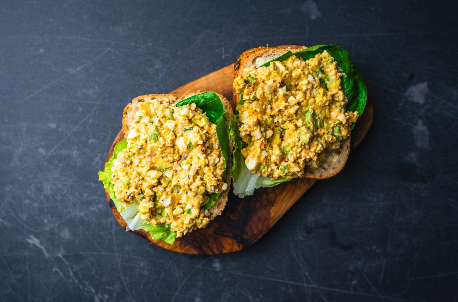 Proteinowa pasta jajeczna z awokado i skyrem