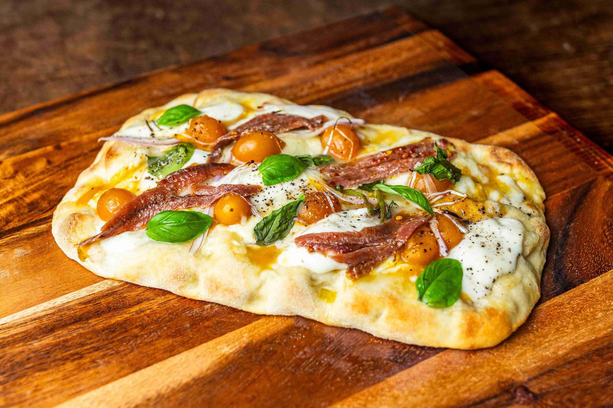 Pizza z anchois i pomidorkami datterini gialli