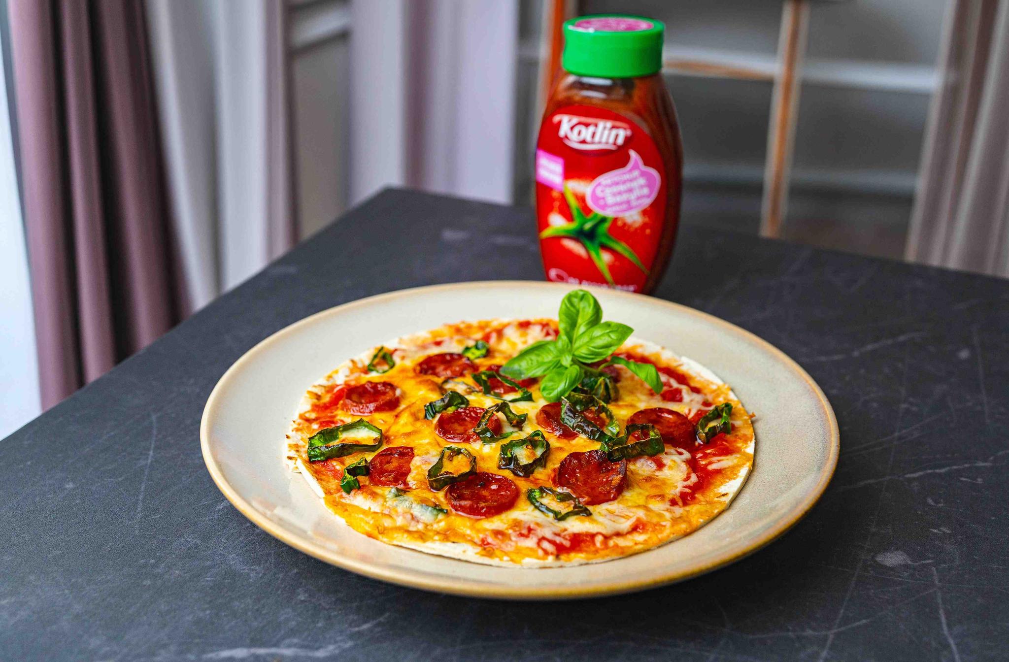 Mini pizza z airfryera na chrupiącym cieście