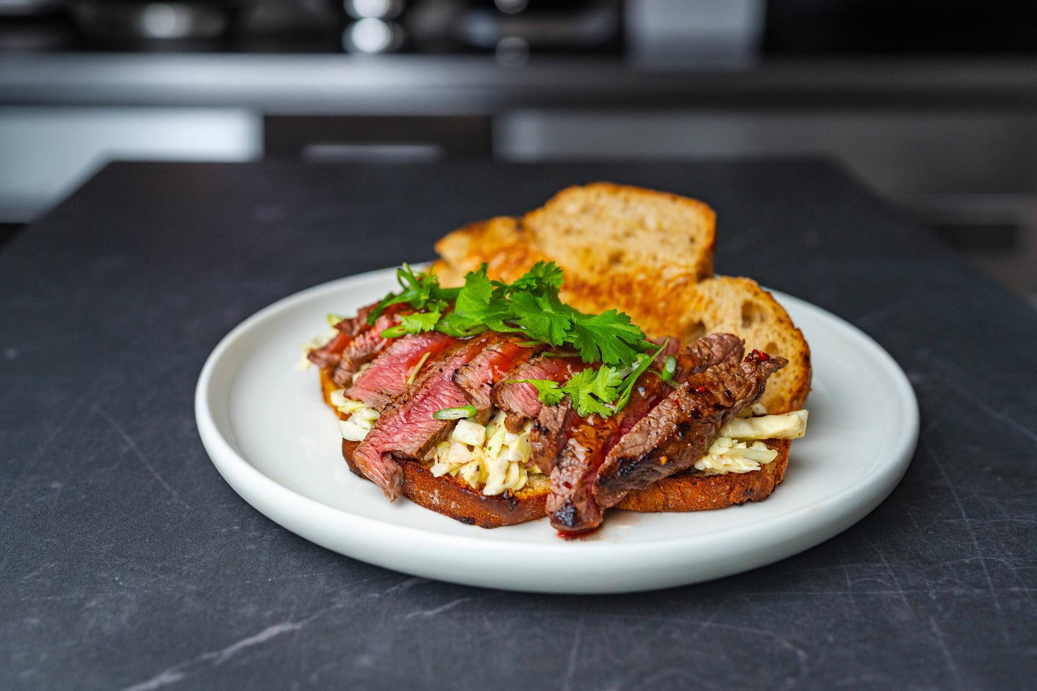 Sandwich ze stekiem wołowym i coleslawem w stylu azjatyckim