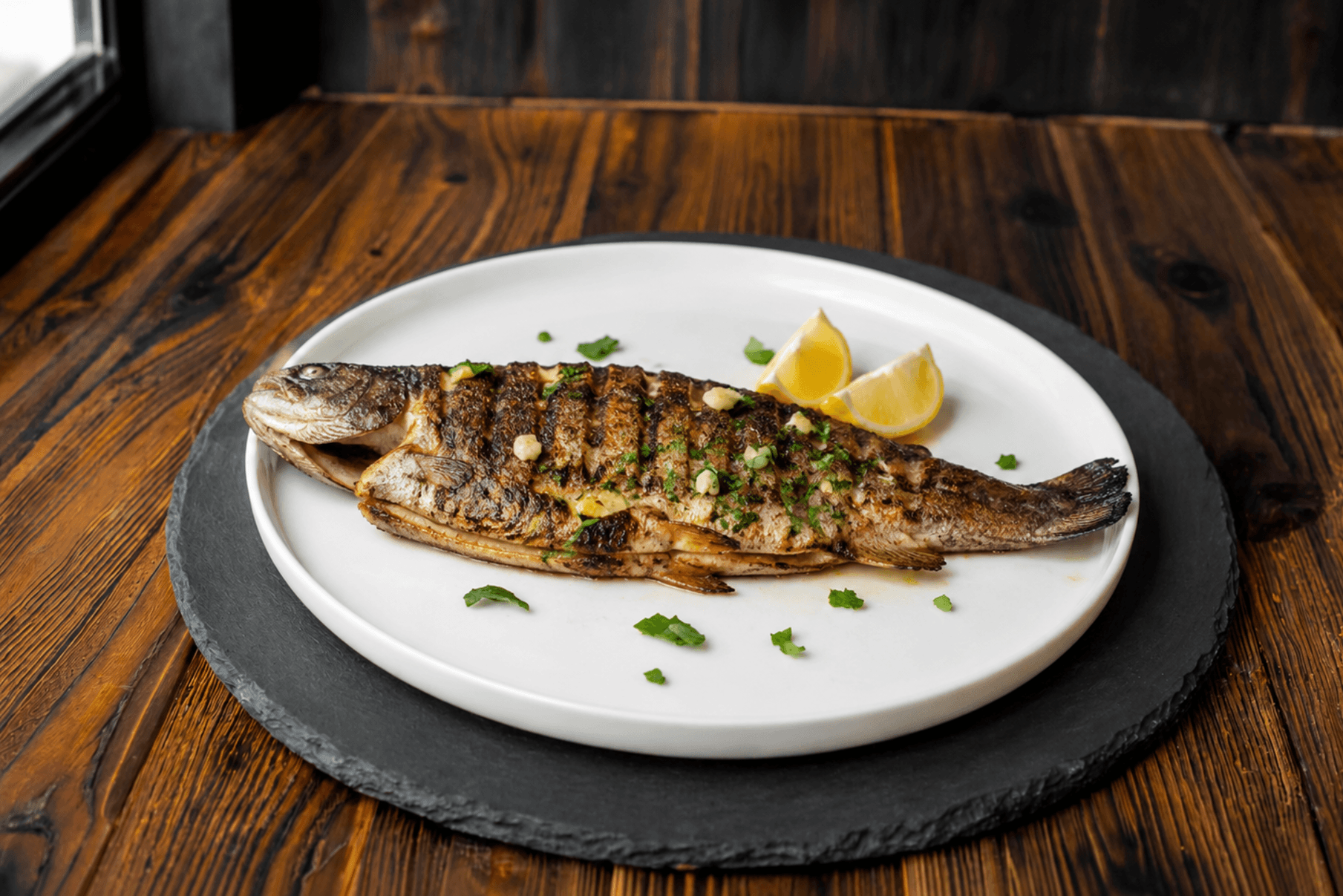 Grillowany pstrąg z czosnkiem i pietruszką