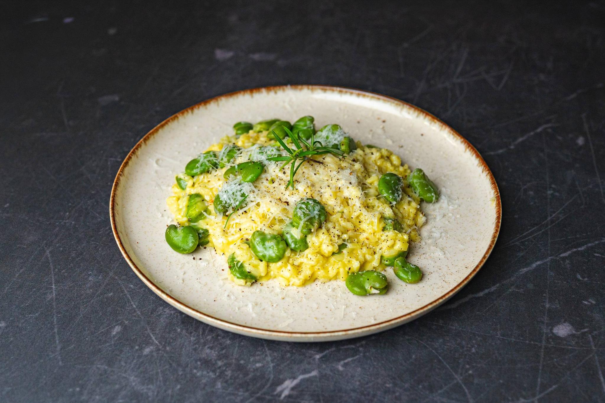 Kremowe risotto z bobem i rozmarynem