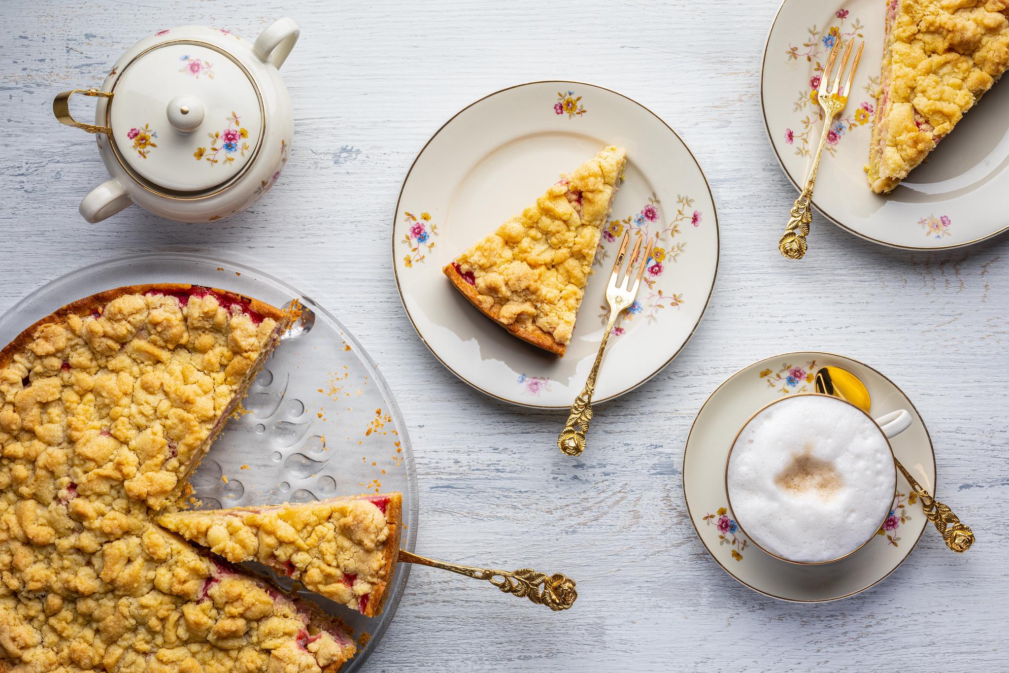 Tarta z rabarbarem i truskawkami