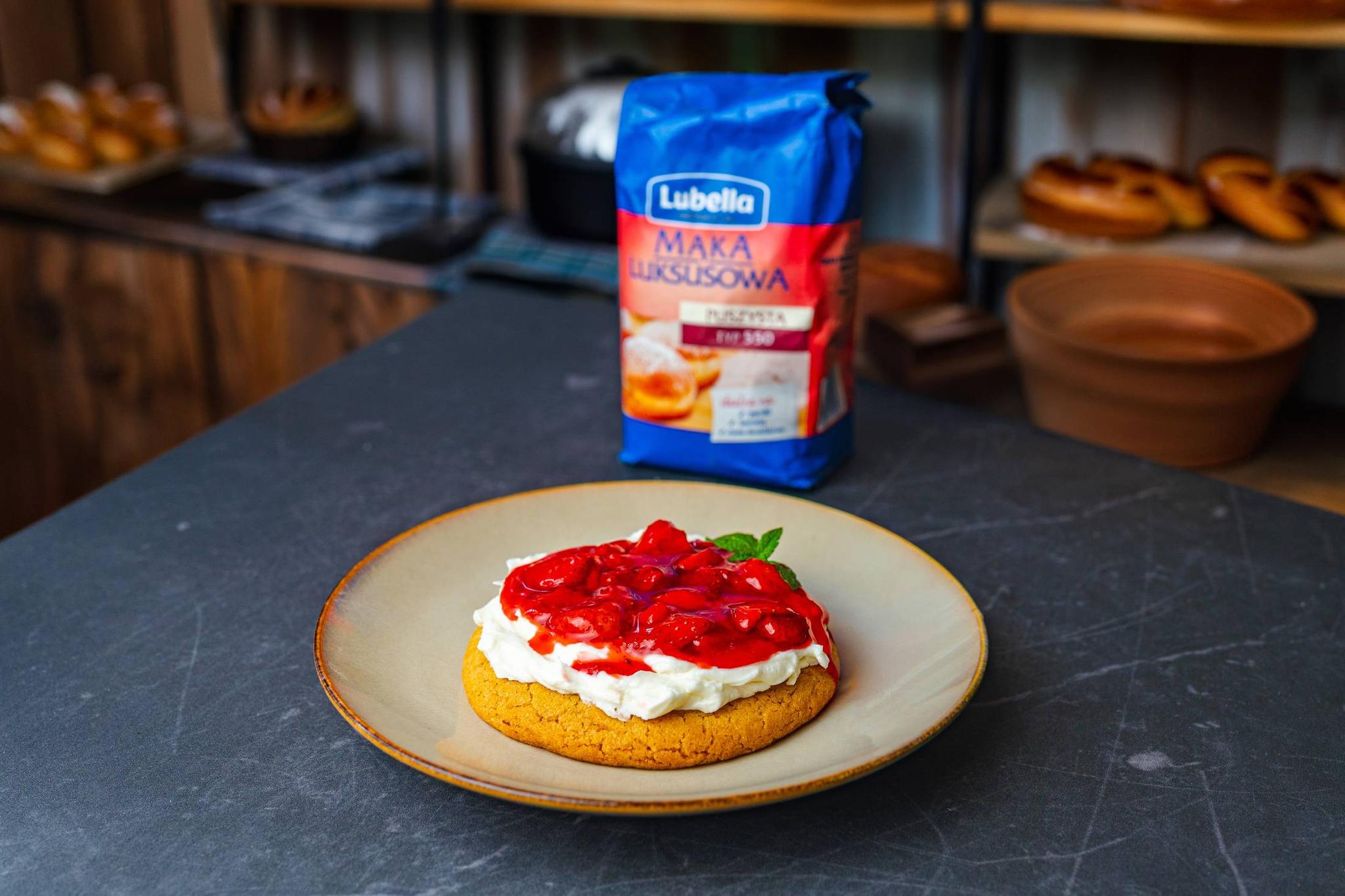 Crumbl cookies z truskawkami i kremem
