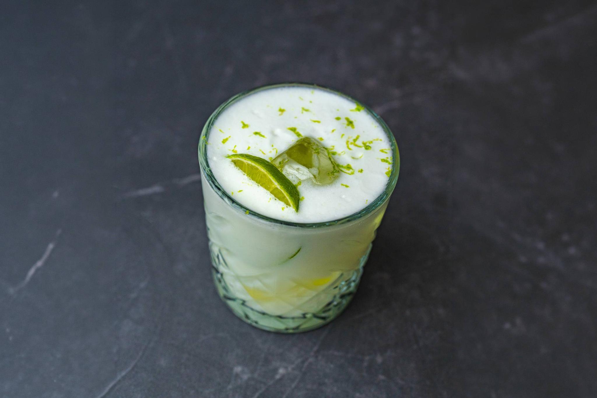 Lemoniada brazylijska z limonkami i mlekiem skondensowanym