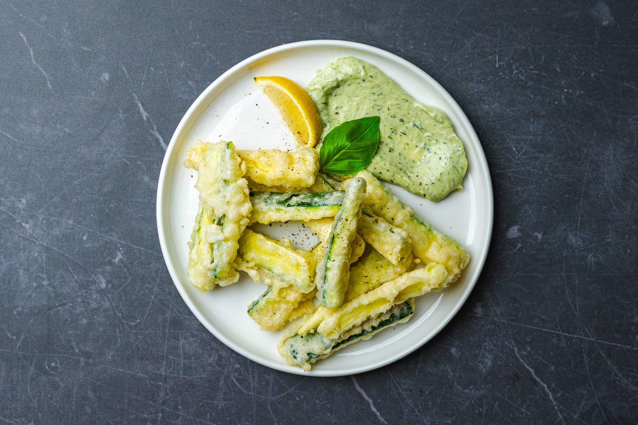 Cukinia w tempurze z aioli bazyliowym