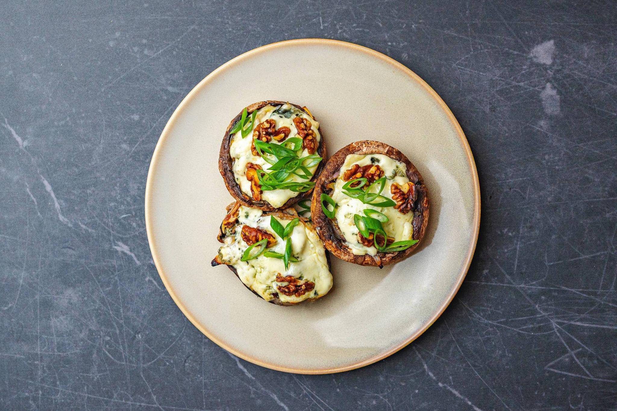 Pieczarki portobello z grilla z serem pleśniowym i cebulką
