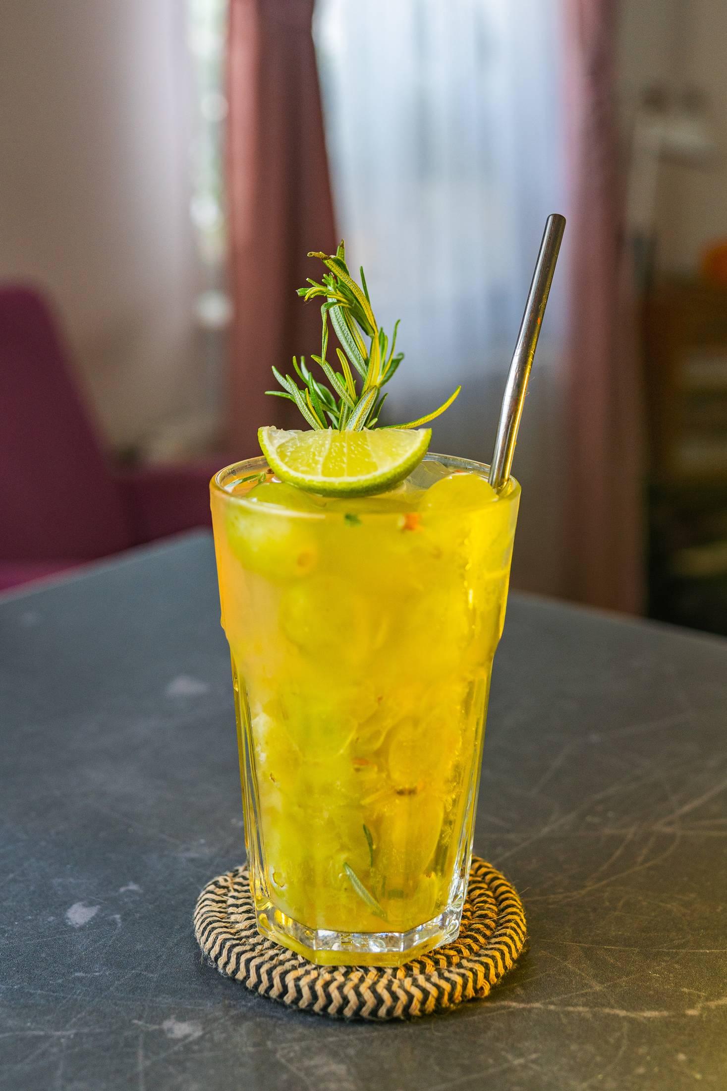 Winogronowy mocktail z tonikiem i rozmarynem