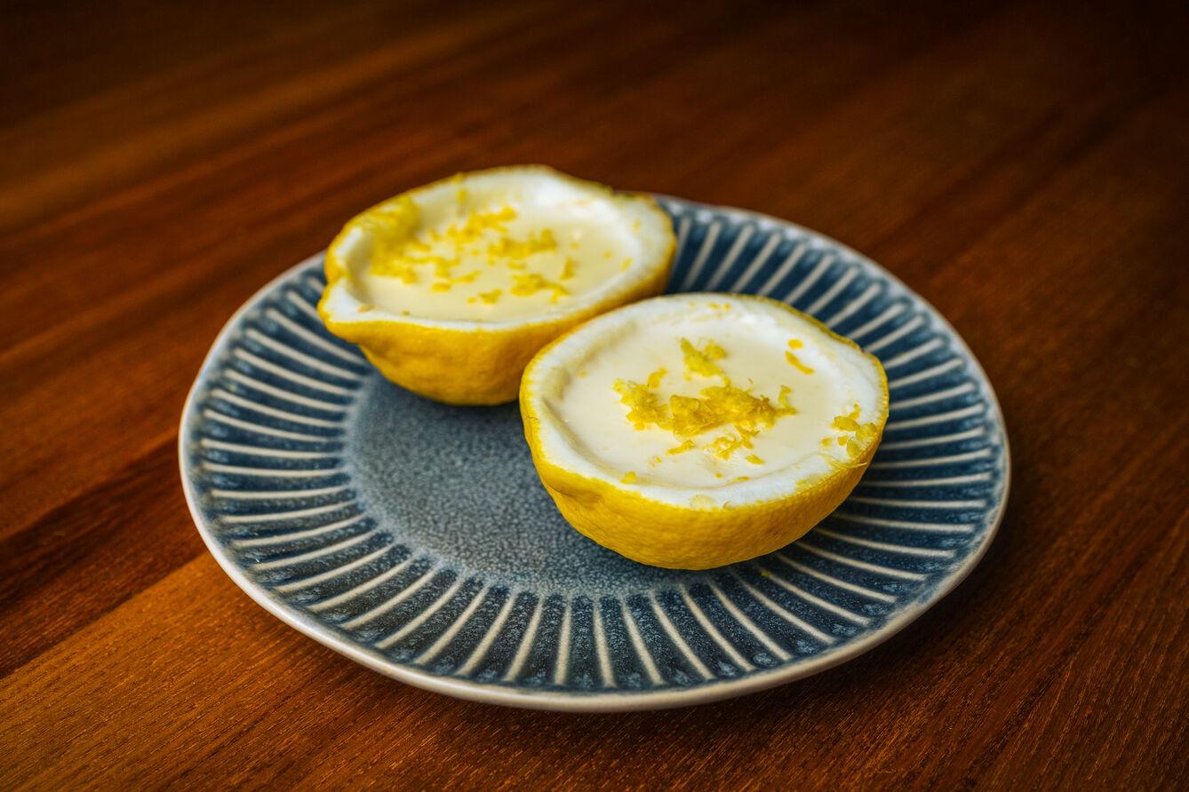 Lemon posset – krem cytrynowy w połówce cytryny