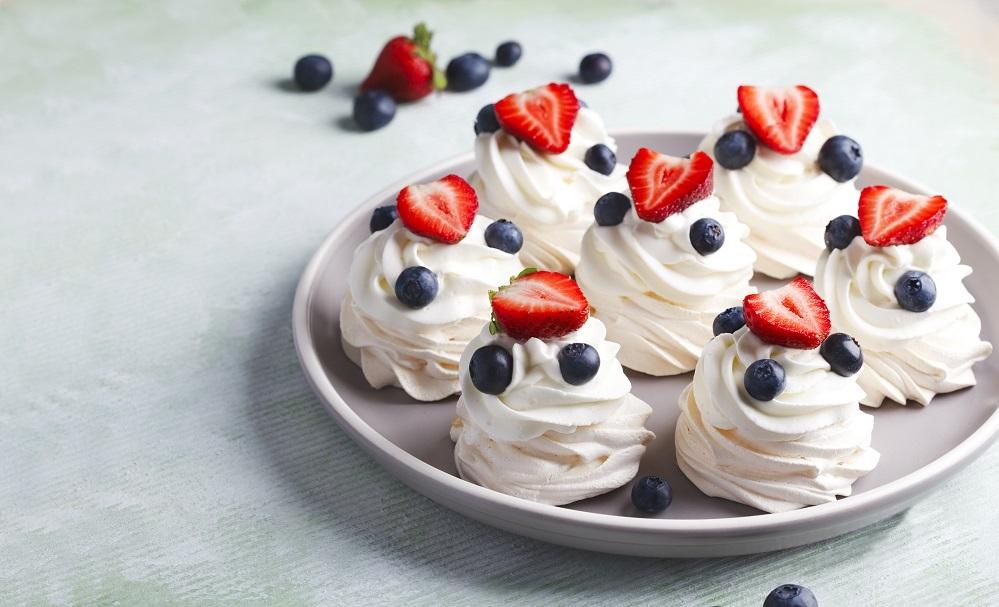Mini Pavlova z truskawkami i borówkami