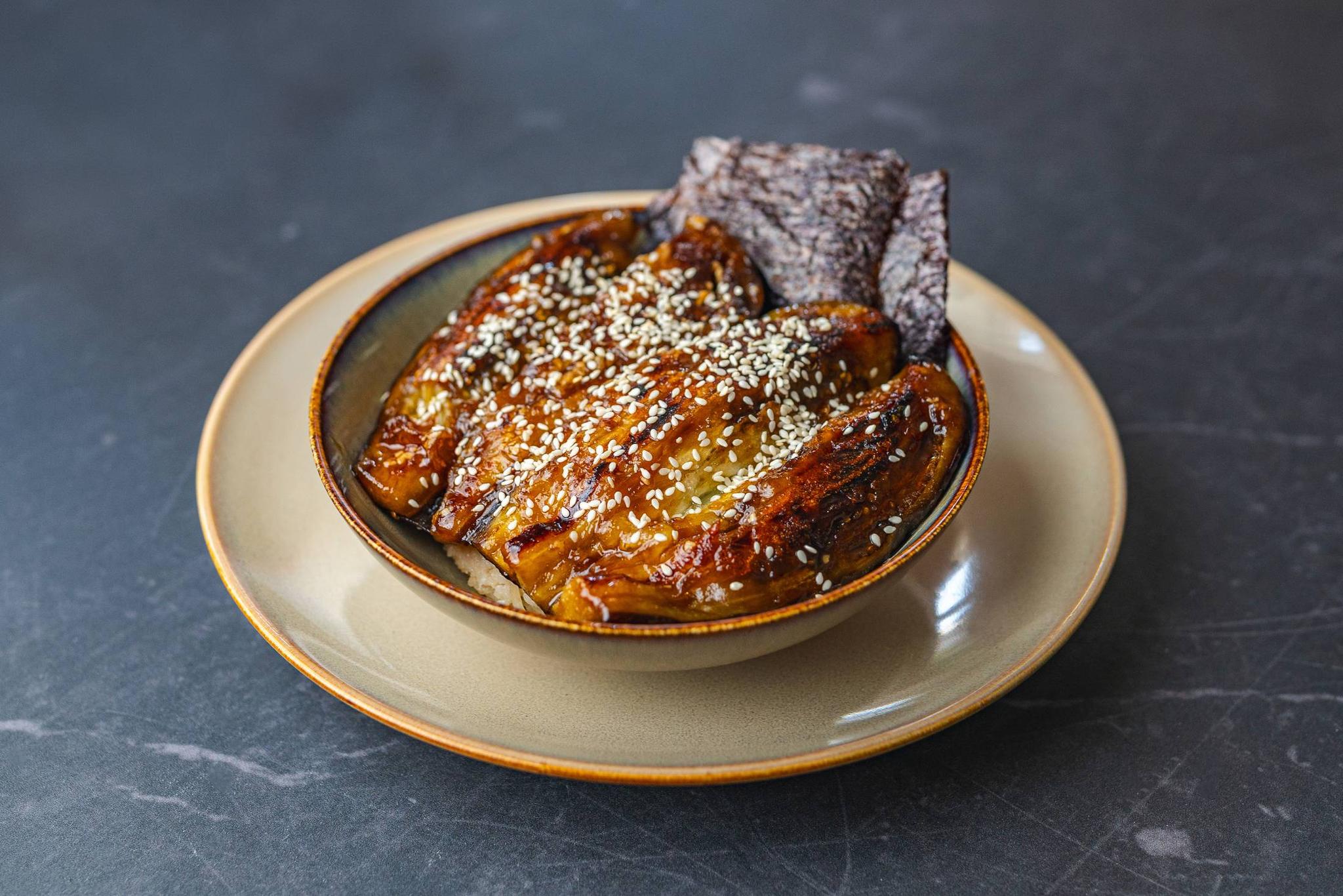 Japoński bakłażan teriyaki z ryżem