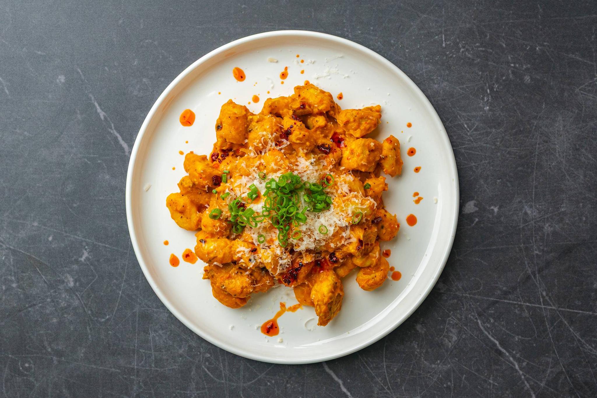 Gnocchi z sosem dyniowym, kurczakiem i chrupiącym olejem chili