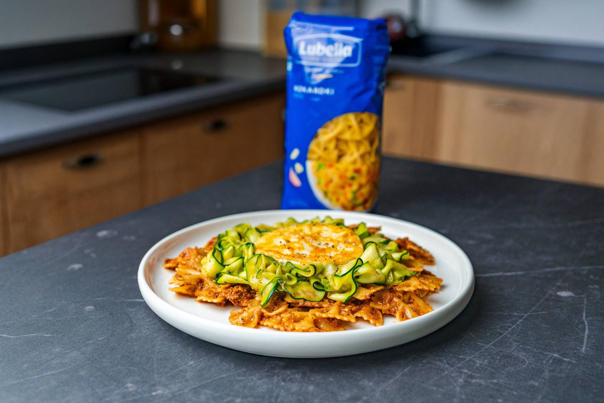 Kokardki Lubella z czerwonym pesto, cukinią i camembertem