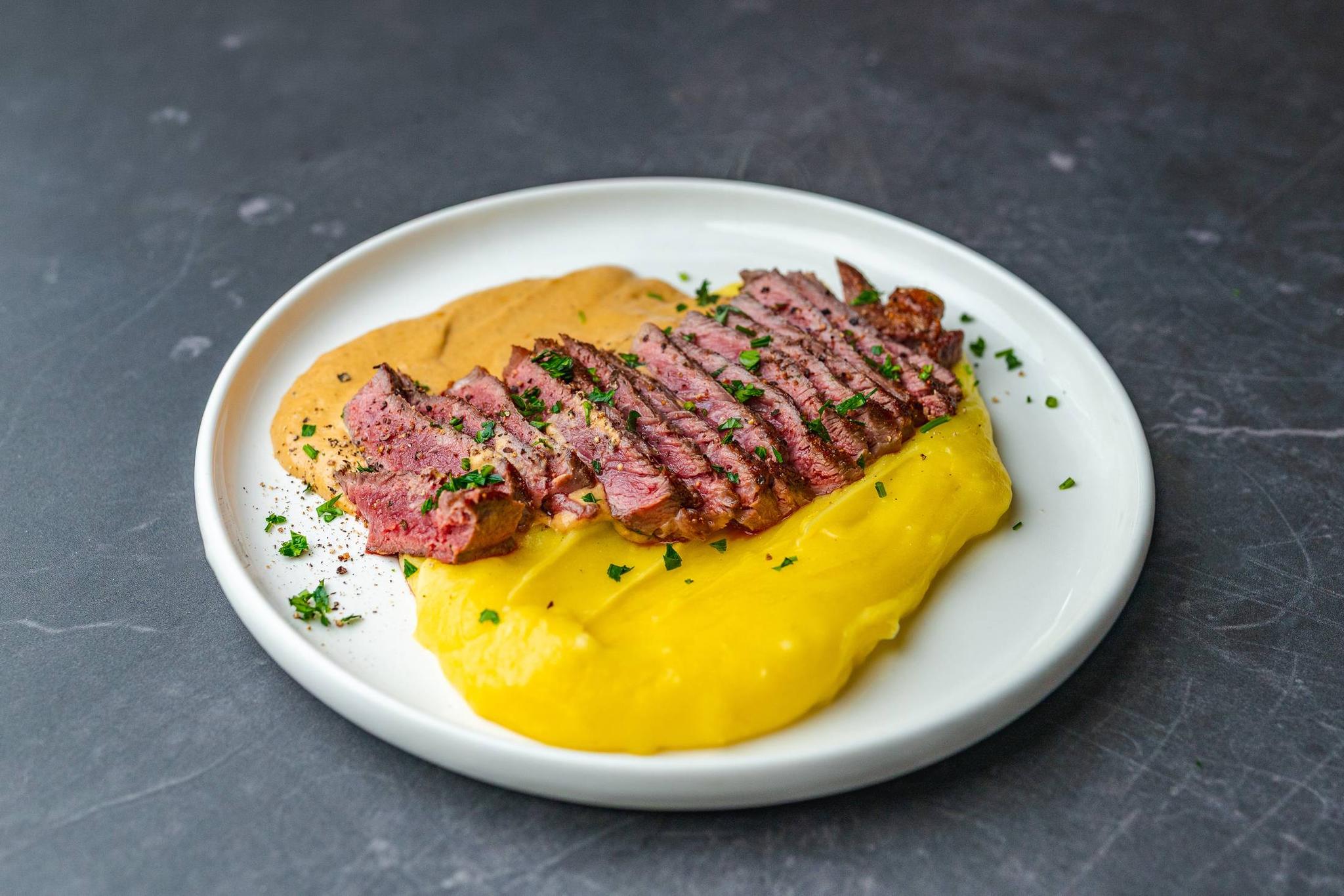 Stek Angus z sosem kurkowym i puree ziemniaczanym