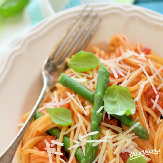 Spaghetti z pomidorami i szparagami
