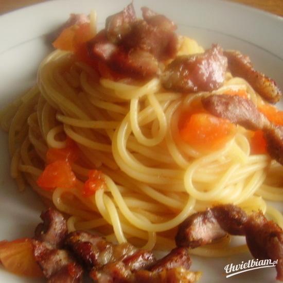 Spaghetti z grillowanym mięsem i pomidorami
