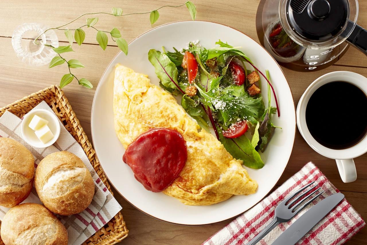 Dietetyczne omlety ze świeżymi warzywami, pieczarkami i ketchupem
